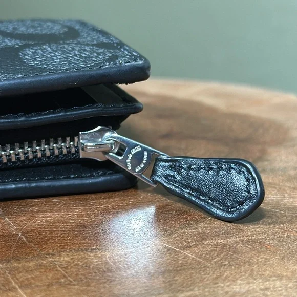*LIKE NEW* COACH Signature Medium Corner Zip Wallet - Picture 5 of 15